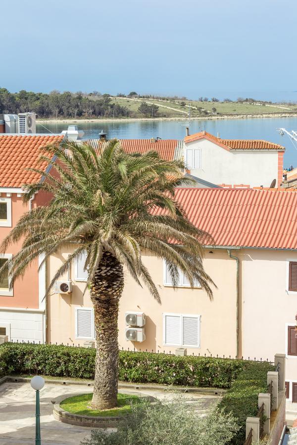 Apartments In City Center Ventus Novalja Exterior foto